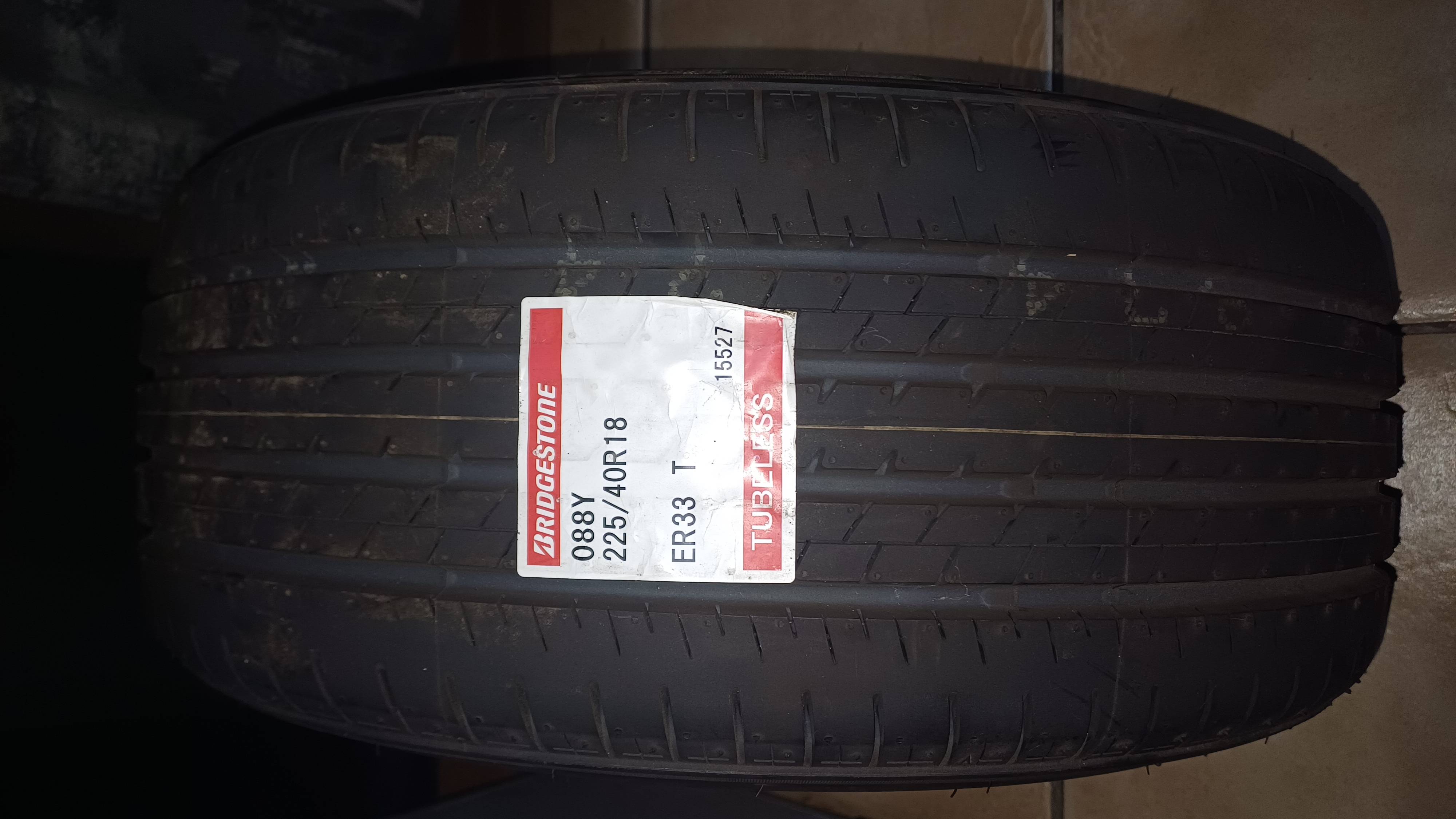 225/40R18