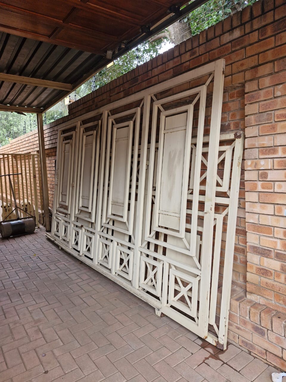 Metal gates